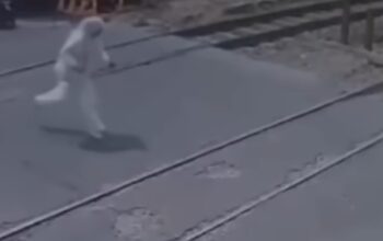 Perempuan Tewas Tertabrak KRL di Kembangan, Diduga karena Pakai Headset 5 Perempuan Tewas Tertabrak KRL di Kembangan, Diduga karena Pakai Headset