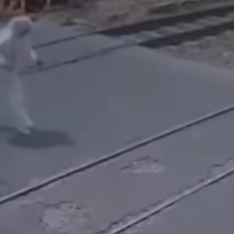 Perempuan Tewas Tertabrak KRL di Kembangan, Diduga karena Pakai Headset 11 Perempuan Tewas Tertabrak KRL di Kembangan, Diduga karena Pakai Headset