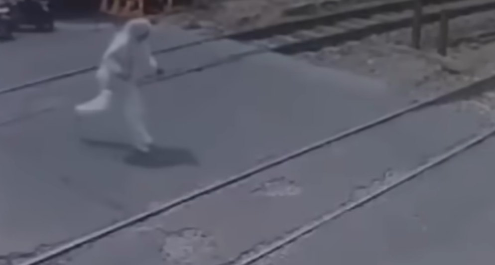 Perempuan Tewas Tertabrak KRL di Kembangan, Diduga karena Pakai Headset 1 Perempuan Tewas Tertabrak KRL di Kembangan, Diduga karena Pakai Headset