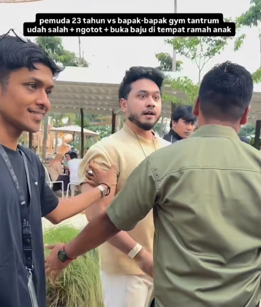 Perselisihan Parkir di Jakarta Nyaris Berujung Baku Hantam, Bayi 7 Bulan Hampir Kena Hantaman 1 Perselisihan Parkir di Jakarta Nyaris Berujung Baku Hantam, Bayi 7 Bulan Hampir Kena Hantaman