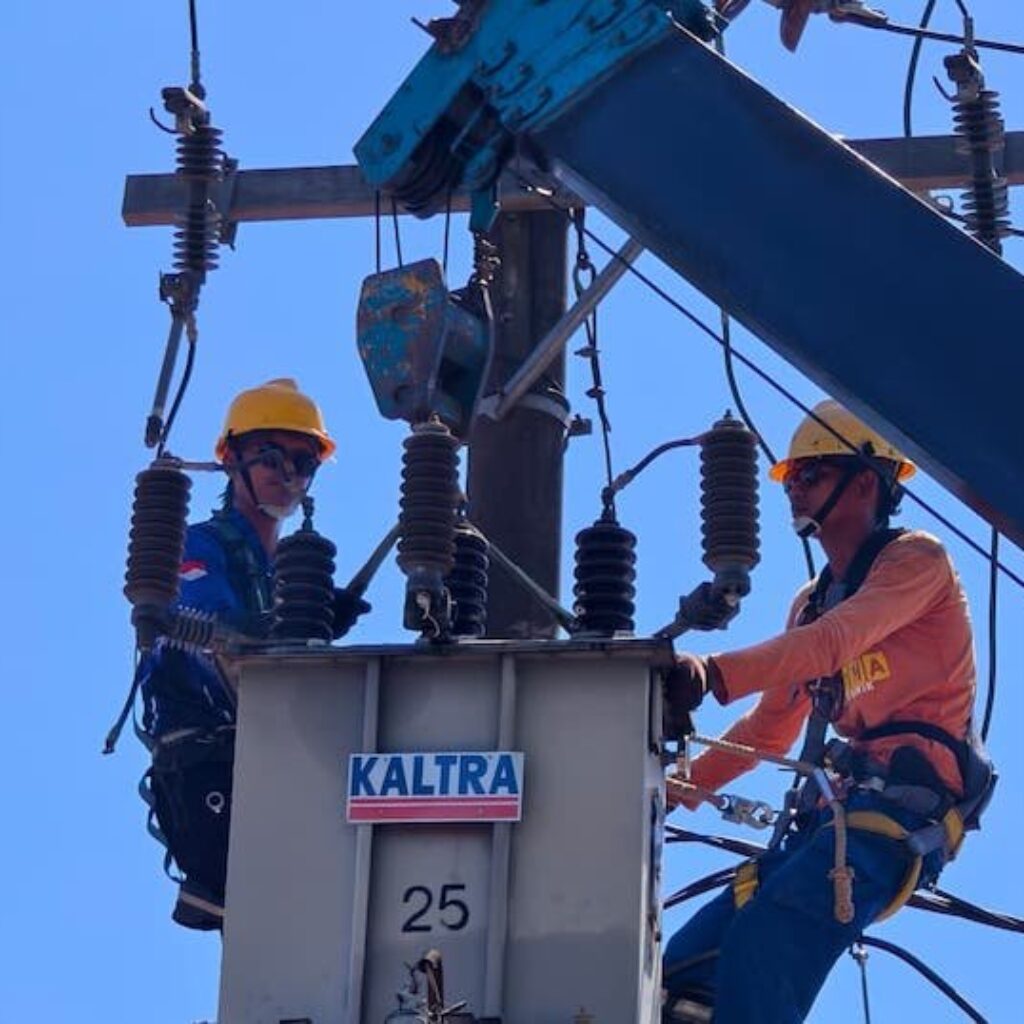 PLN ULP Sungguminasa Lakukan Manajemen Trafo di Jalan Poros Pattallassang Jelang HUT ke-81 RI