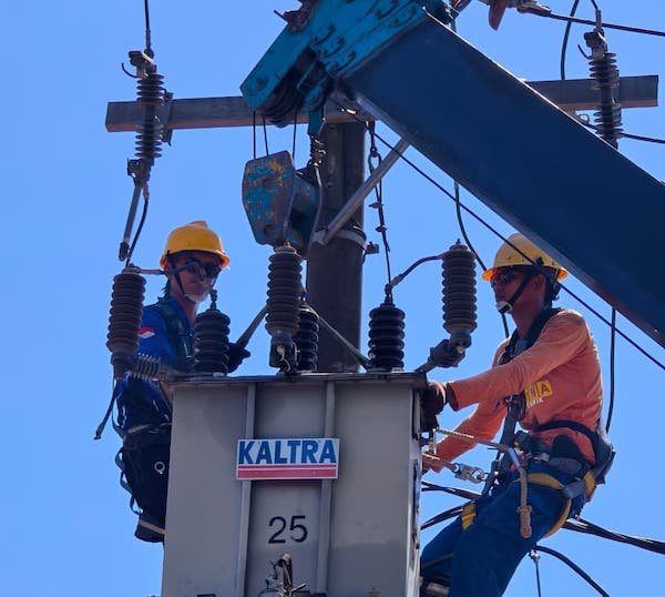 PLN ULP Sungguminasa Lakukan Manajemen Trafo di Jalan Poros Pattallassang Jelang HUT ke-81 RI 1 PLN ULP Sungguminasa Lakukan Manajemen Trafo di Jalan Poros Pattallassang Jelang HUT ke-81 RI