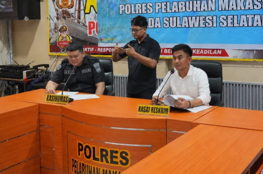 Polisi Bongkar Dua Modus Penipuan Tiket Kapal di Pelabuhan Soekarno-Hatta Makassar 1 Polisi Bongkar Dua Modus Penipuan Tiket Kapal di Pelabuhan Soekarno-Hatta Makassar