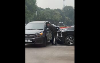 Polisi Selidiki Video Viral Debt Collector Masuk Kolong Mobil di GBK Diduga Gesek Nomor Rangka 4 Polisi Selidiki Video Viral Debt Collector Masuk Kolong Mobil di GBK Diduga Gesek Nomor Rangka
