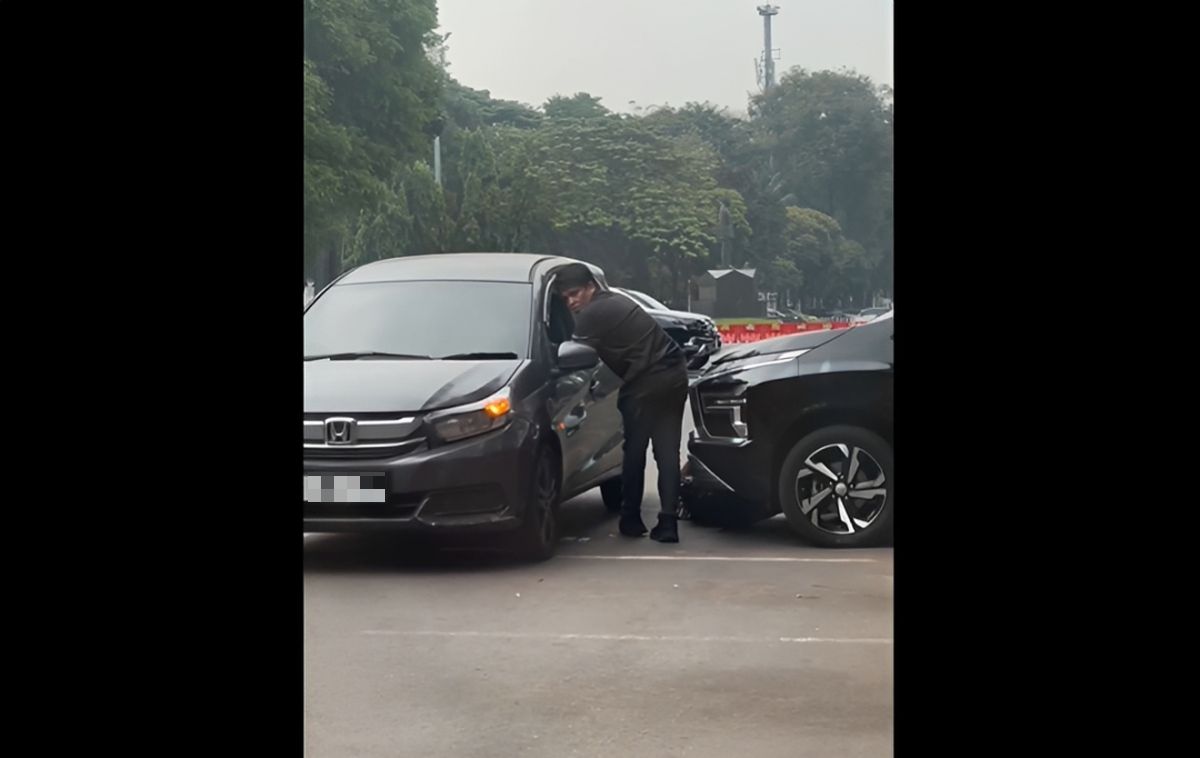 Polisi Selidiki Video Viral Debt Collector Masuk Kolong Mobil di GBK Diduga Gesek Nomor Rangka 1 Polisi Selidiki Video Viral Debt Collector Masuk Kolong Mobil di GBK Diduga Gesek Nomor Rangka