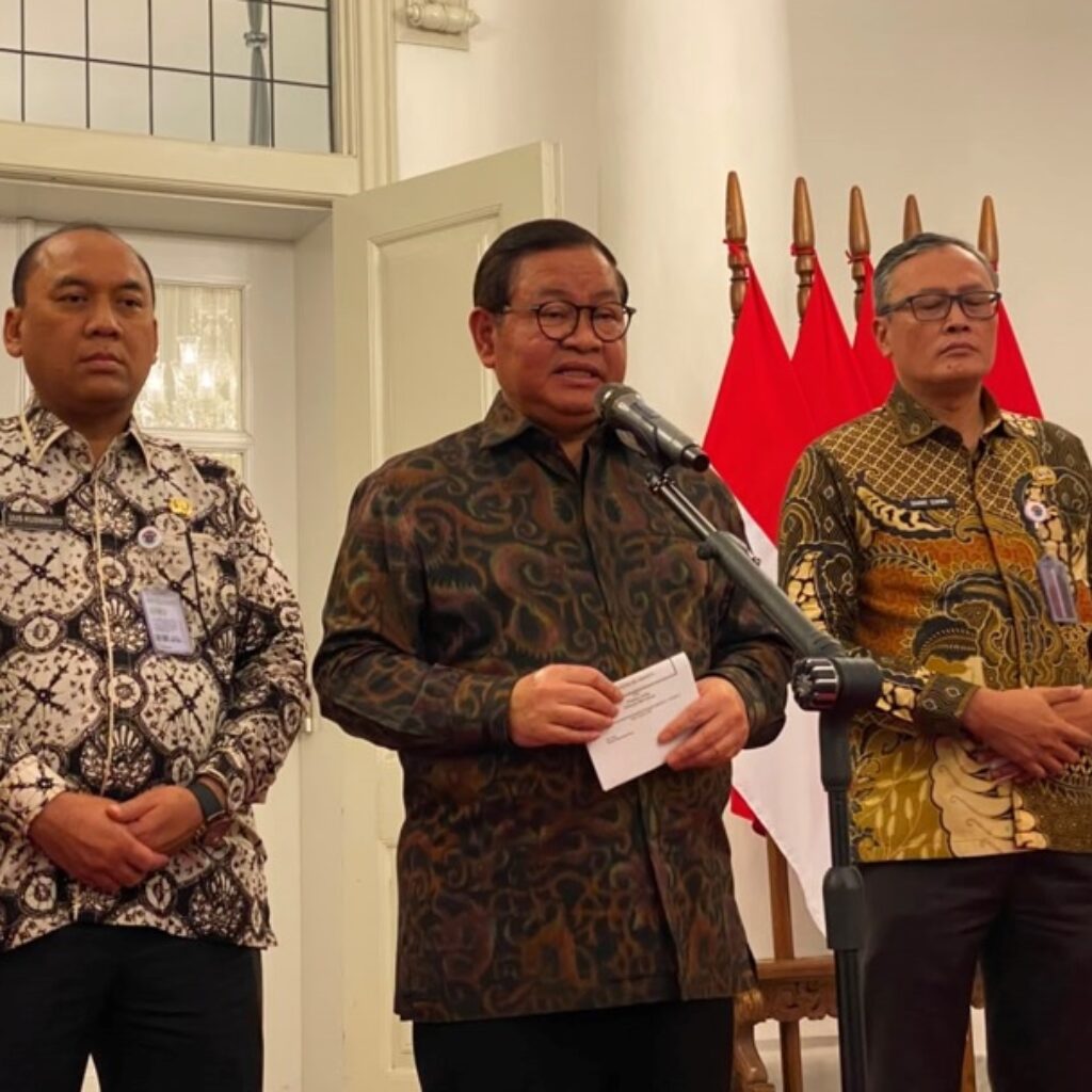 Pramono Akui Tanggul Laut Muara Baru Rembes, Air Laut Genangi Jalan