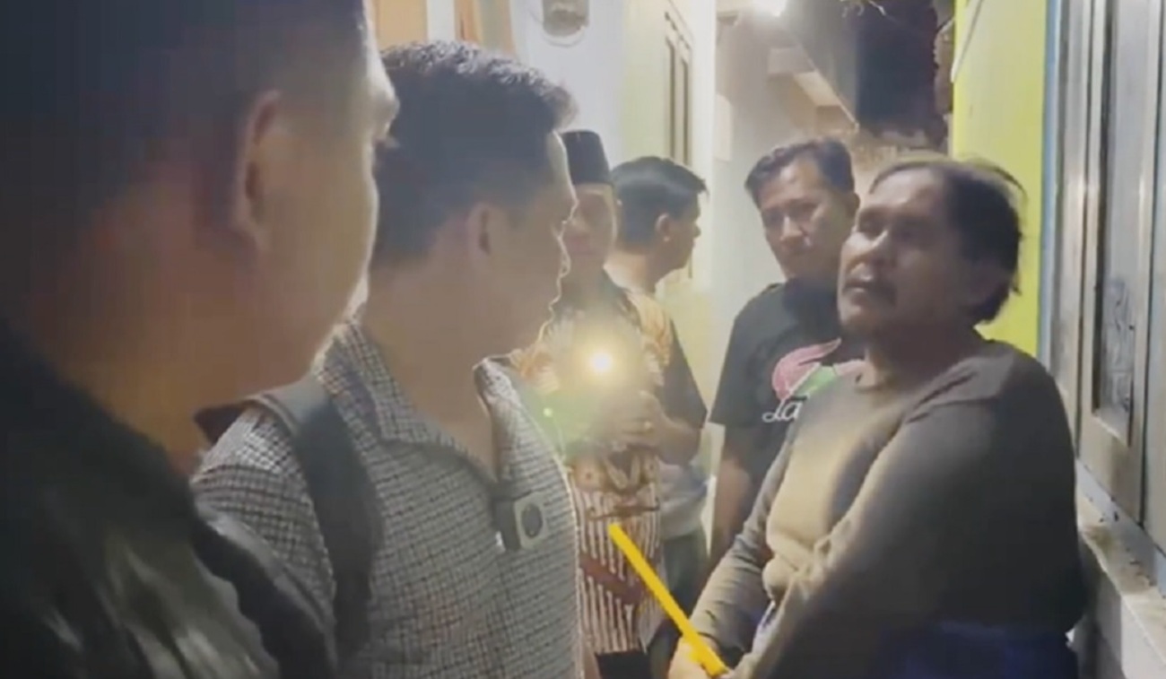 Pria di Bangkalan Ditangkap Usai Diduga Melecehkan Perempuan dan Membacok Suami Korban 1 Pria di Bangkalan Ditangkap Usai Begal Payudara dan Bacok Suami Korban