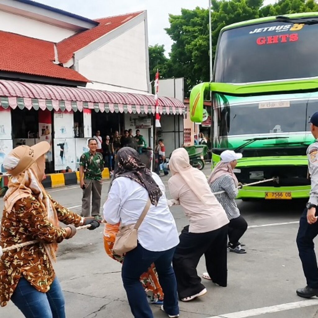Puluhan Perempuan Tarik Bus AKAP 20 Ton Meriahkan HUT RI di Terminal Kalideres