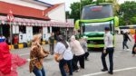 Puluhan Perempuan Tarik Bus AKAP 20 Ton Meriahkan HUT RI di Terminal Kalideres