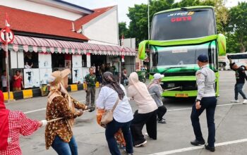 Puluhan Perempuan Tarik Bus AKAP 20 Ton Meriahkan HUT RI di Terminal Kalideres 8 Puluhan Perempuan Tarik Bus AKAP 20 Ton Meriahkan HUT RI di Terminal Kalideres