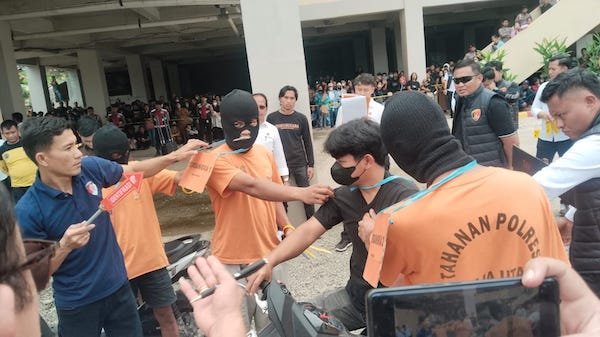 Rekonstruksi Kasus Pembunuhan Sonda di Toraja Utara Ricuh, 41 Adegan Diperagakan 1 Rekonstruksi Kasus Pembunuhan Sonda di Toraja Utara Ricuh, 41 Adegan Diperagakan