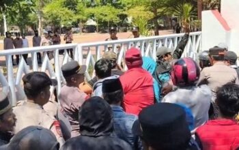 Ribuan Warga Geruduk Kantor Bupati Gowa Desak Husniah Talenrang Mundur