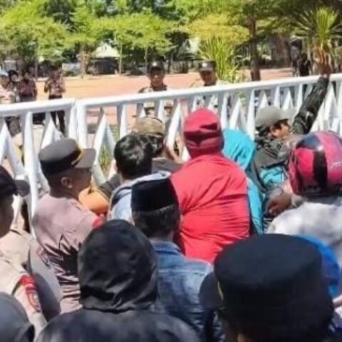 Ribuan Warga Geruduk Kantor Bupati Gowa Desak Husniah Talenrang Mundur