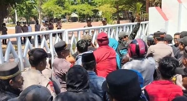 Ribuan Warga Geruduk Kantor Bupati Gowa Desak Husniah Talenrang Mundur 1 Ribuan Warga Geruduk Kantor Bupati Gowa Desak Husniah Talenrang Mundur