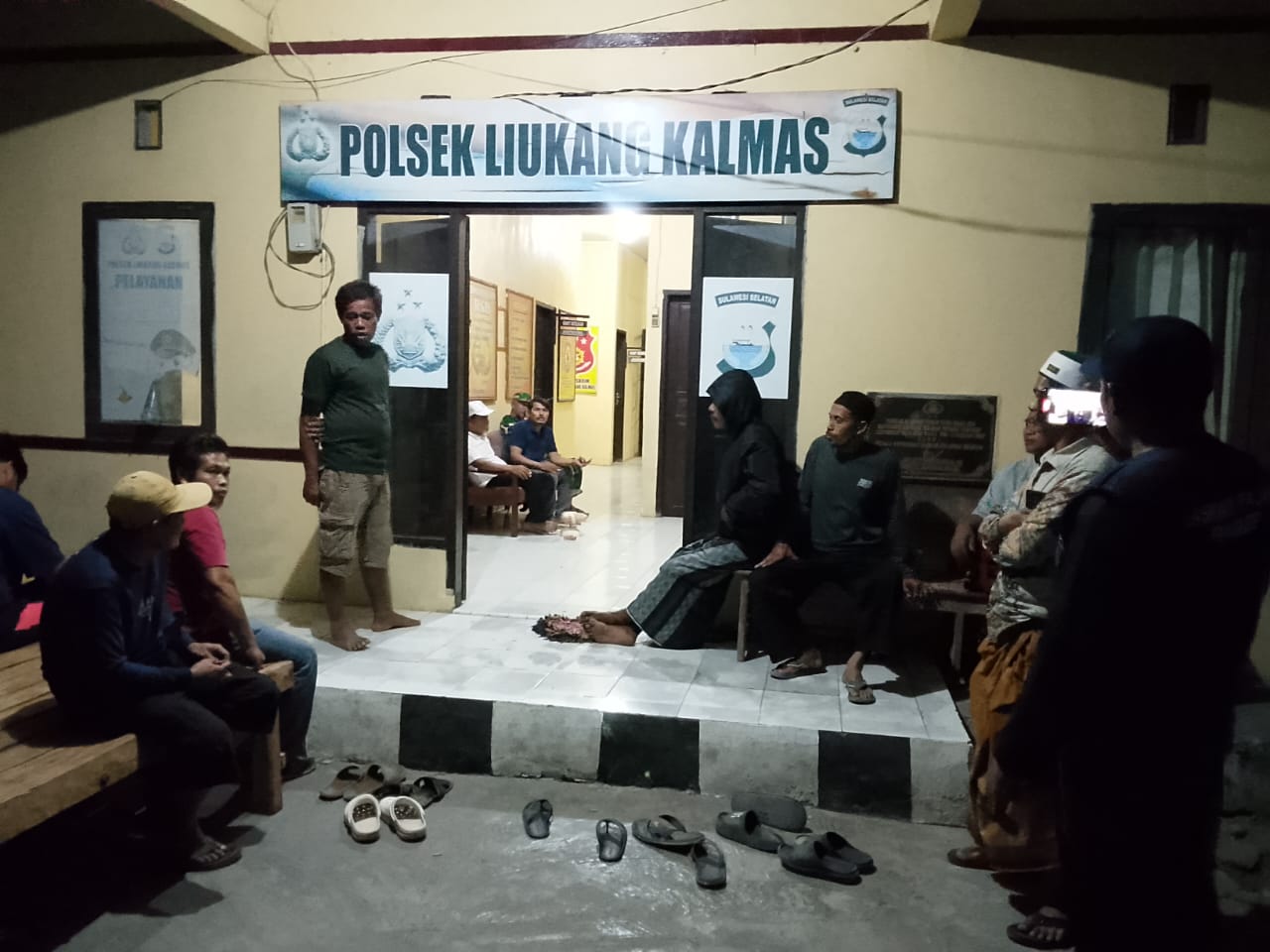 Tahanan Narkoba Kabur dari Polsek Liukang Kalmas, Warga Kalukalukuang Geruduk Mapolsek 1 Tahanan Narkoba Kabur dari Polsek Liukang Kalmas, Warga Kalukalukuang Geruduk Mapolsek