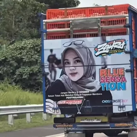 Viral, Ibu Ini Menegur Sopir Truk di Tol karena Fotonya Terpampang di Bak Truk