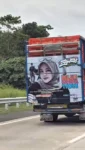 Viral, Ibu Ini Menegur Sopir Truk di Tol karena Fotonya Terpampang di Bak Truk
