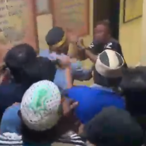 Warga Geruduk Mapolsek Liukang Kalmas, Terduga Bandar Narkoba Diserang Massa 10 Warga Geruduk Mapolsek Liukang Kalmas, Terduga Bandar Narkoba Diserang Massa