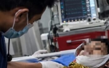 Petugas medis dan pasien dengan wajah tersamarkan dalam foto rumah sakit yang disertakan untuk pemberitaan Al Markaz