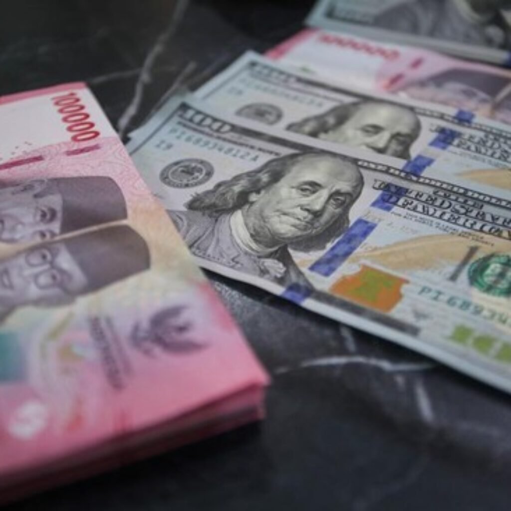 Ekonom Prediksi Dolar Bisa Capai Rp18.200, Waspada 3 Faktor Ini