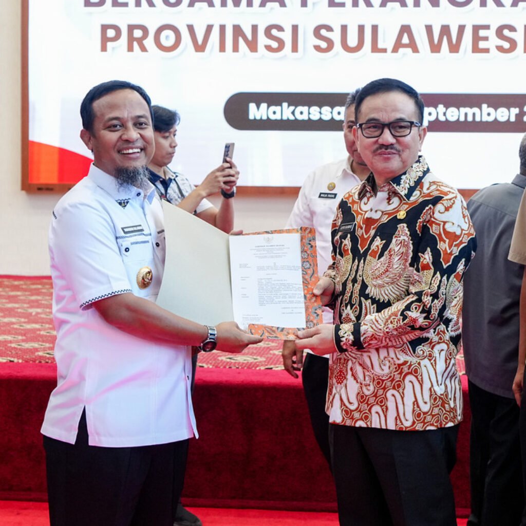 Gubernur Sulsel Andi Sudirman Menghargai Jufri Rahman atas 40 Tahun Pengabdian sebagai Aparatur Sipil Negara