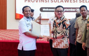 Gubernur Sulsel Andi Sudirman Menghargai Jufri Rahman atas 40 Tahun Pengabdian sebagai Aparatur Sipil Negara