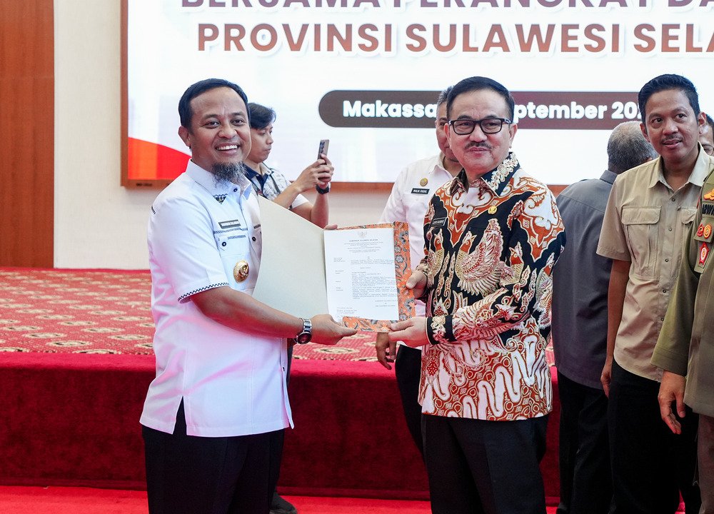 Gubernur Sulsel Andi Sudirman Menghargai Jufri Rahman atas 40 Tahun Pengabdian sebagai Aparatur Sipil Negara 1 Gubernur Sulsel Andi Sudirman Menghargai Jufri Rahman atas 40 Tahun Pengabdian sebagai Aparatur Sipil Negara