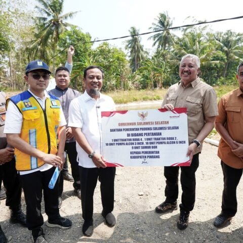 Gubernur Sulsel Serahkan 10 Unit Pompa Ponton untuk Petani Pinrang