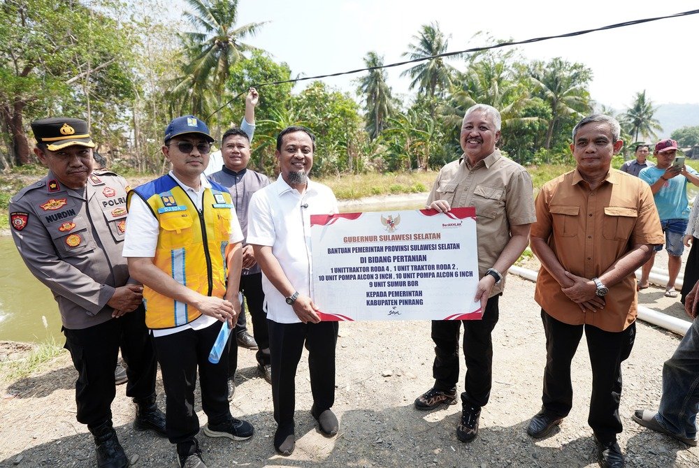 Gubernur Sulsel Serahkan 10 Unit Pompa Ponton untuk Petani Pinrang 1 Gubernur Sulsel Serahkan 10 Unit Pompa Ponton untuk Petani Pinrang