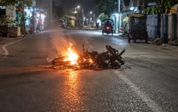 Makassar Tak Aman? Sejoli Diancam Busur, Motor Ditemukan Terbakar di Jalan Dangko 5 Ilustrasi sepeda motor terbakar di jalan pada dini hari terkait laporan pengancaman busur di Makassar