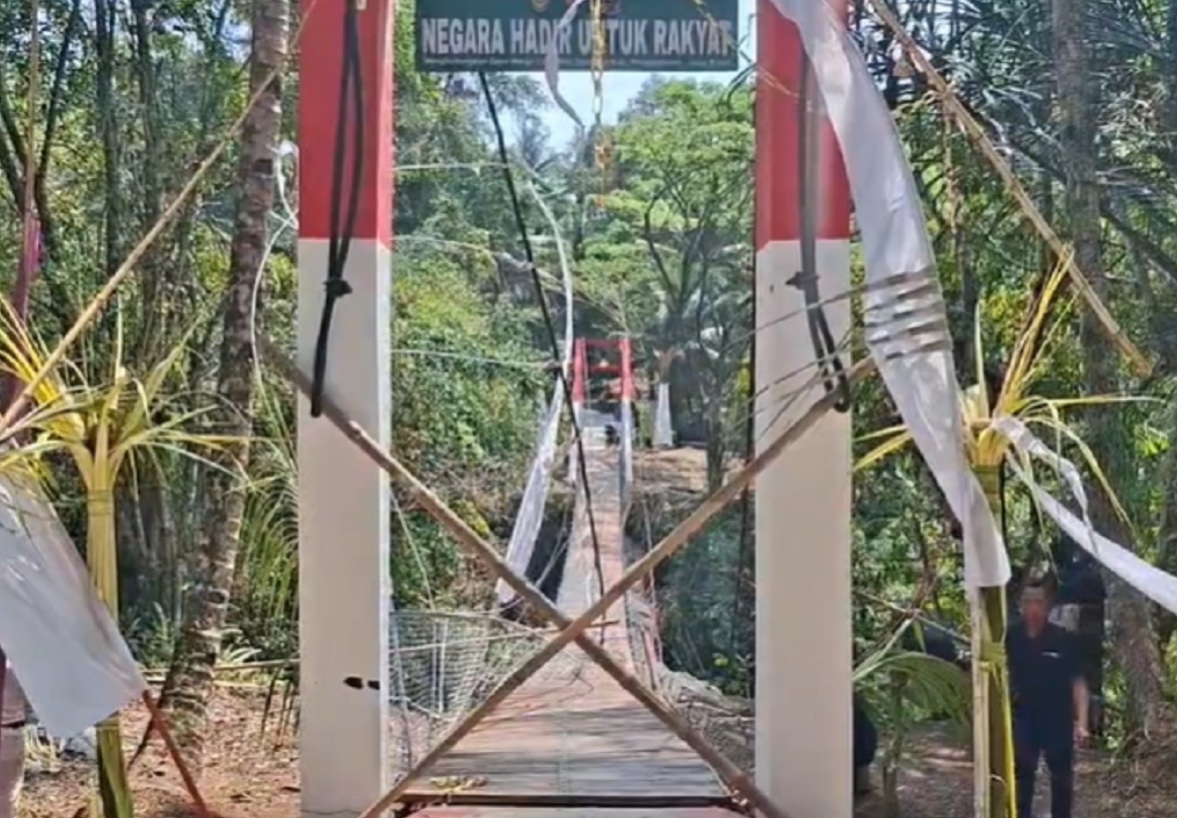 Jembatan Gantung Pongpet Pangandaran Ambruk Saat Diresmikan, Bupati Citra Pitriyami Terluka Ringan 1 Jembatan Gantung Pongpet Pangandaran Ambruk Saat Diresmikan, Bupati Citra Pitriyami Terluka Ringan