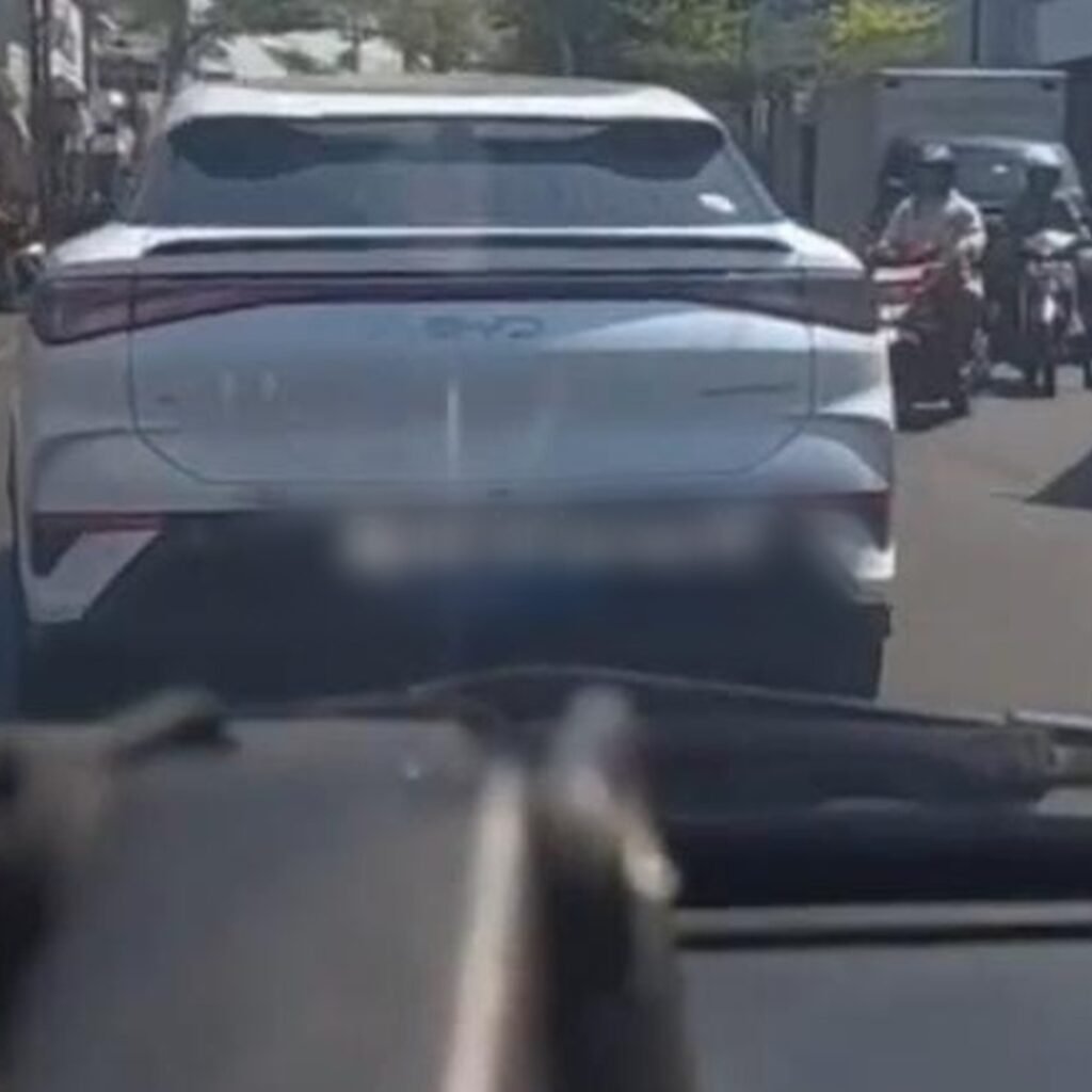 Mobil Listrik Diduga Halangi Ambulans di Solo, Pengemudi Terima Tilang