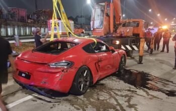 Mobil Porsche Terperosok ke Got Tol Desari, Tidak Ada Korban Jiwa 5 Mobil Porsche Terperosok ke Got Tol Desari, Tidak Ada Korban Jiwa