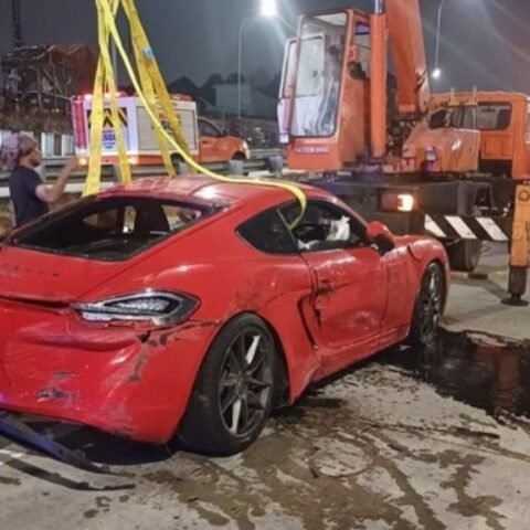 Mobil Porsche Terperosok ke Got Tol Desari, Tidak Ada Korban Jiwa