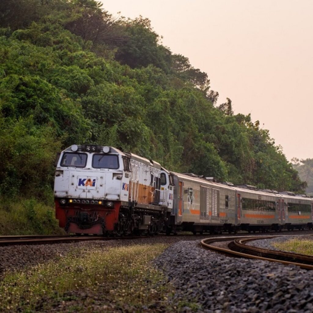 Penumpang Perempuan Terseret Kereta hingga Patah Kaki di Stasiun Caruban Madiun