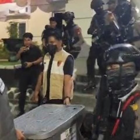 Polisi Geledah Kantor dan Rujab Bupati Gowa Usut Kasus Pungli PBG 11 Polisi Geledah Kantor dan Rujab Bupati Gowa Usut Kasus Pungli PBG