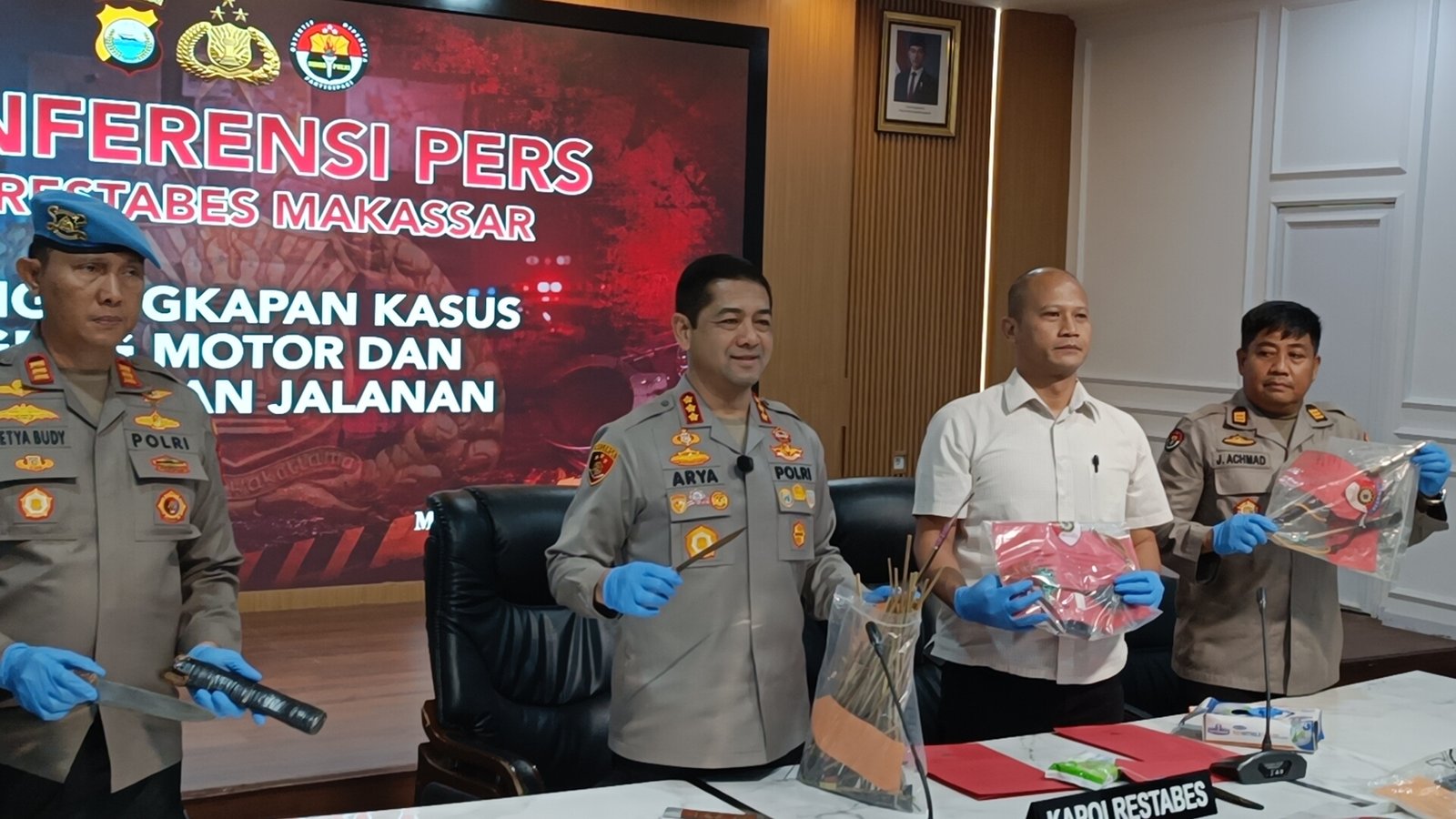 Polisi Ungkap Modus Tawuran Geng Motor Berbasis COD lewat TikTok di Makassar 1 Polisi Ungkap Modus Tawuran Geng Motor Berbasis COD lewat TikTok di Makassar