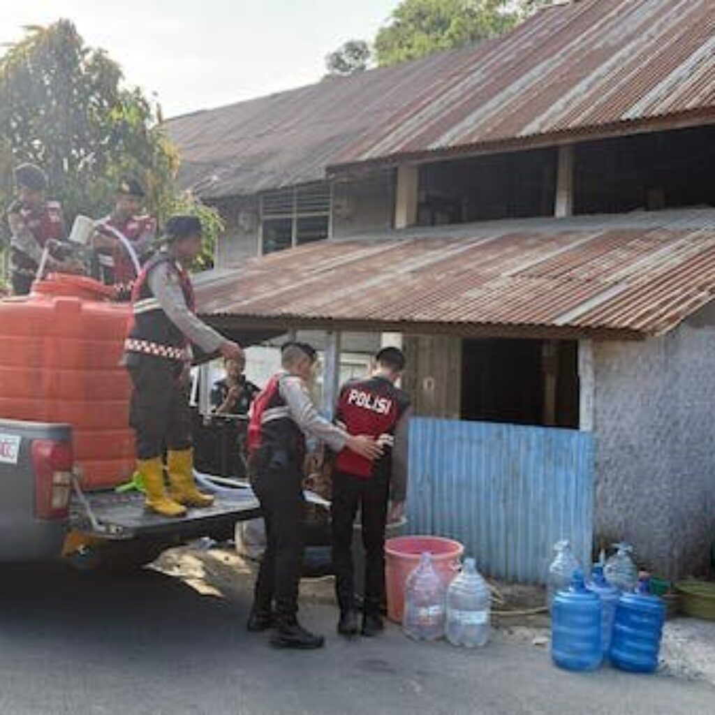 Polres Tana Toraja Salurkan Air Bersih Gratis ke Warga Makale Terdampak Kemarau