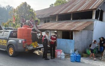 Polres Tana Toraja Salurkan Air Bersih Gratis ke Warga Makale Terdampak Kemarau