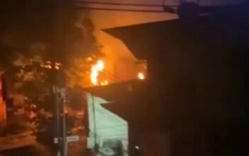 Kobaran api terlihat pada bangunan dalam dokumentasi pembakaran pos mitigasi Bontoala di Makassar
