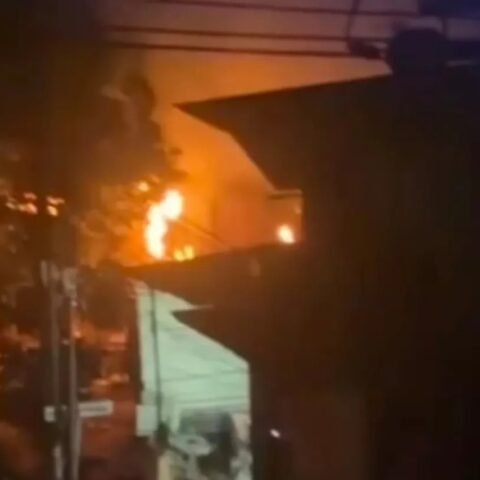 Kobaran api terlihat pada bangunan dalam dokumentasi pembakaran pos mitigasi Bontoala di Makassar