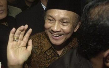 BJ Habibie berhasil menurunkan nilai dolar ke level Rp6.550 pada awal 1999 3 BJ Habibie berhasil menurunkan nilai dolar ke level Rp6.550 pada awal 1999