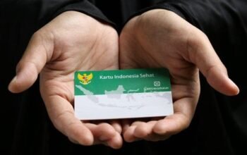 Petugas melayani peserta Program Jaminan Kesehatan Nasional