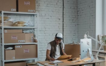 Pelaku usaha mengelola stok dan paket di ruang penyimpanan