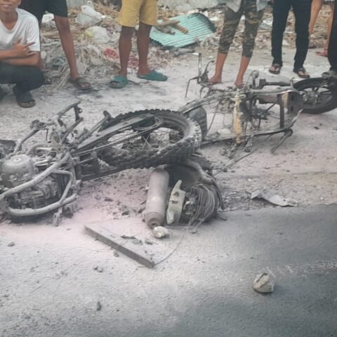 Dua sepeda motor yang dibakar setelah keributan di Jalan Sungai Saddang Makassar