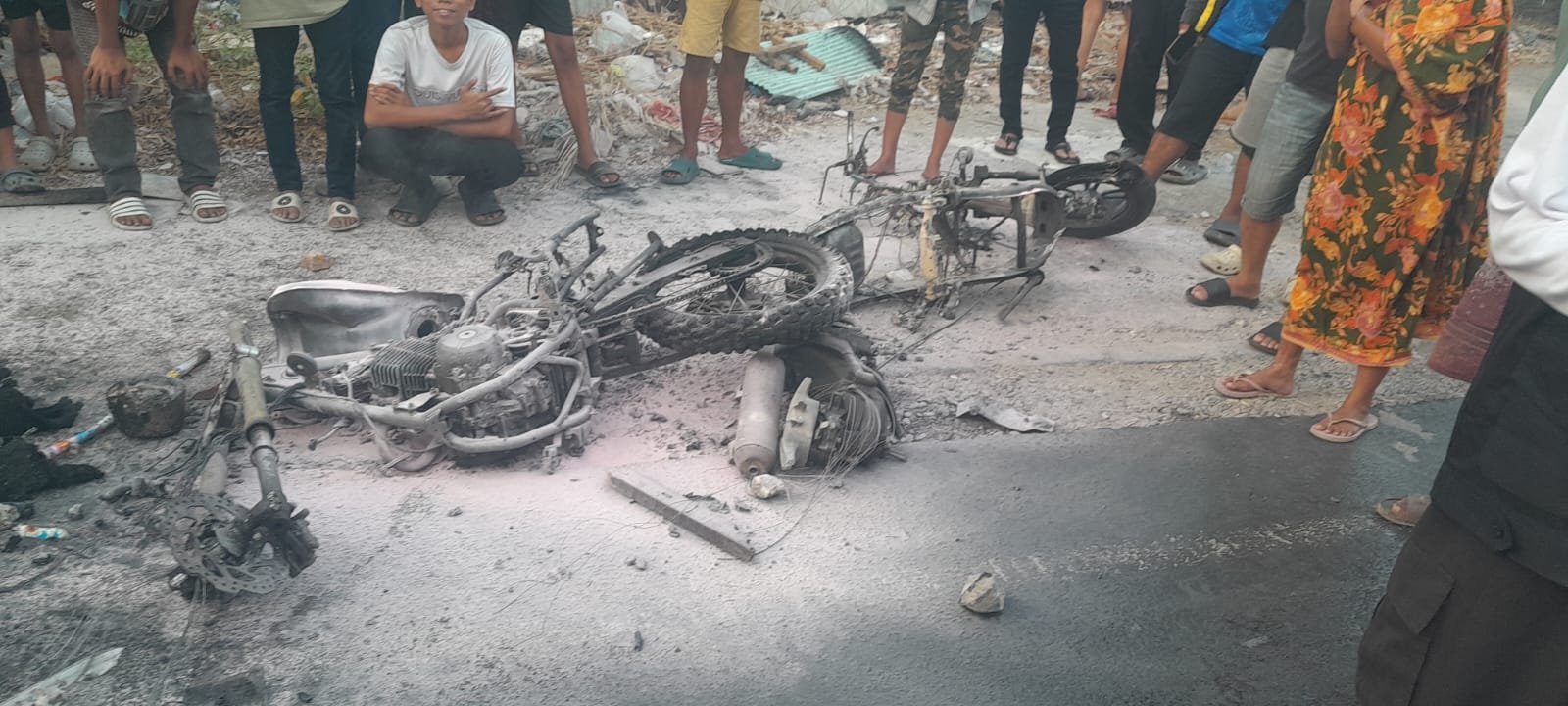 Dua Unit Sepeda Motor Dibakar Massa dalam Aksi Geng Motor di Makassar 1 Dua Unit Sepeda Motor Dibakar Massa dalam Aksi Geng Motor di Makassar