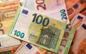 Euro Falls to 17‑Month Low as French Bond Sell‑off Intensifies