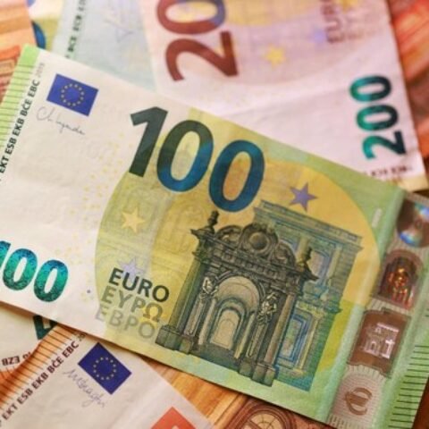 Euro Falls to 17‑Month Low as French Bond Sell‑off Intensifies