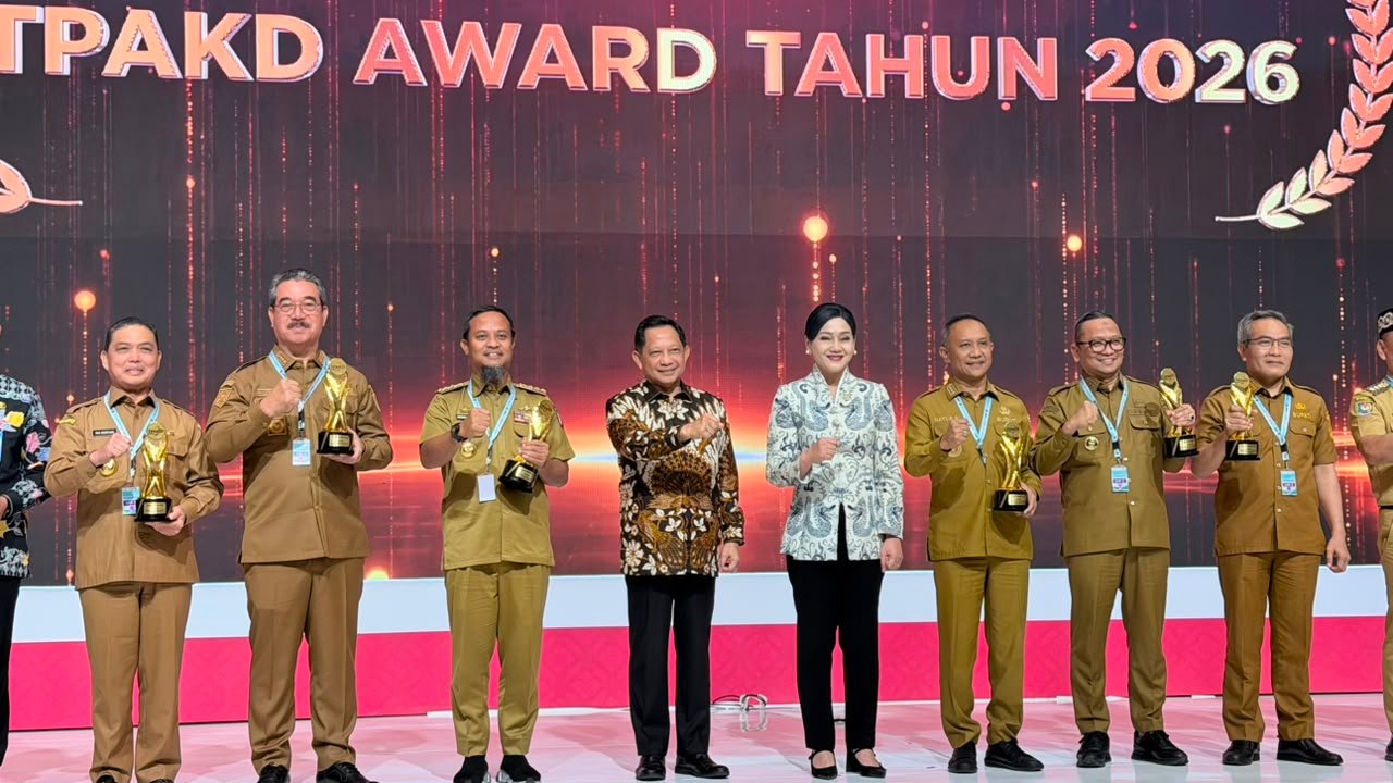 Gubernur Andi Sudirman Antarkan Sulawesi Selatan Raih Penghargaan TPAKD Award 2026 1 Gubernur Andi Sudirman Antarkan Sulawesi Selatan Raih Penghargaan TPAKD Award 2026