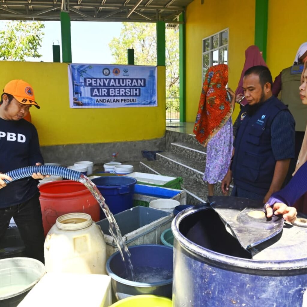 Gubernur Andi Sudirman Menyalurkan 403.000 Liter Air Bersih untuk 4.936 KK di Makassar